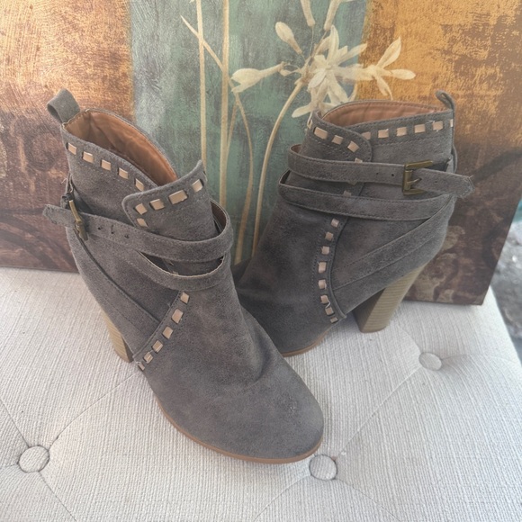 Venus Grey Wood Heels Boot, Size 8! NWOT! - Picture 3 of 9